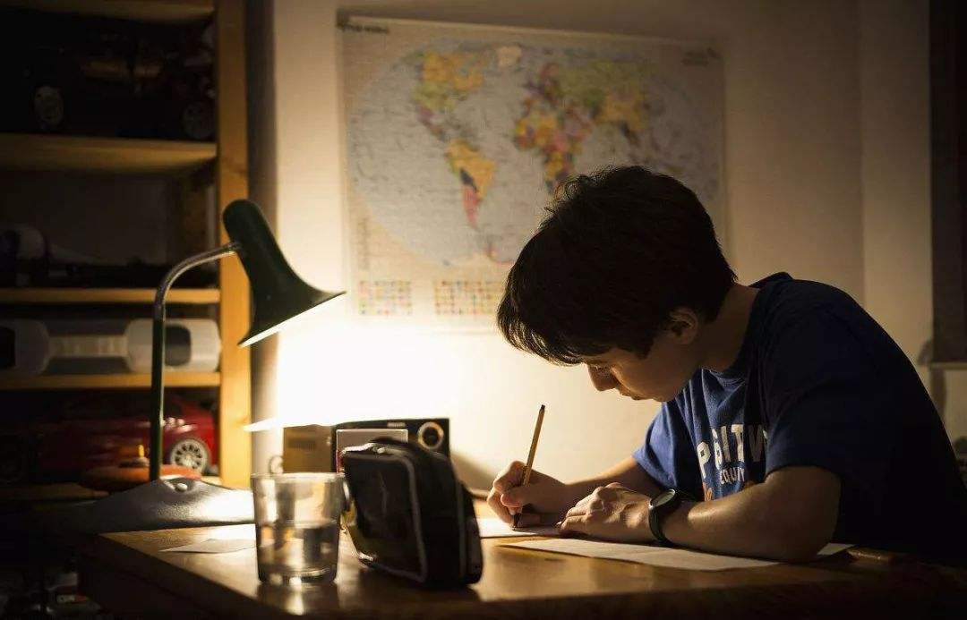 16岁男孩叛逆不上学了怎么劝学,14岁叛逆的儿子怎么做