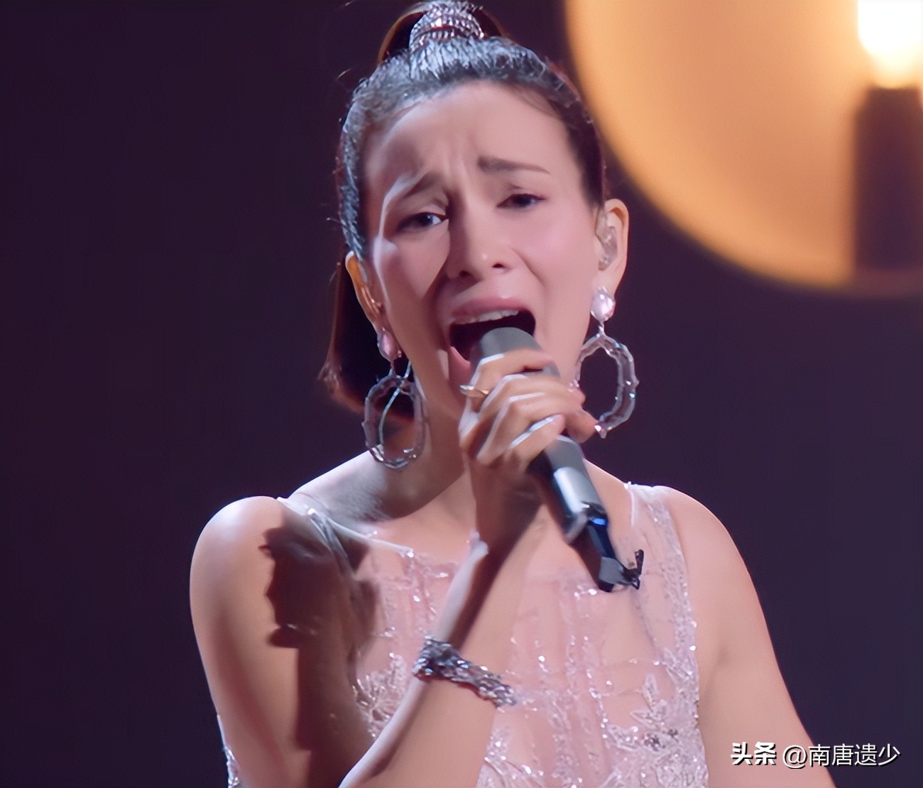 浪姐黄丽玲听谁的歌哭了,黄丽玲浪姐初舞台图片