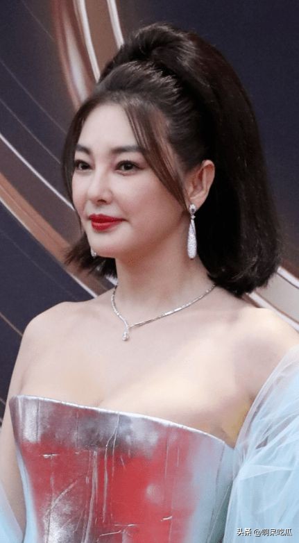 美女假装成一个假人蜡像,整容脸女星有多尴尬