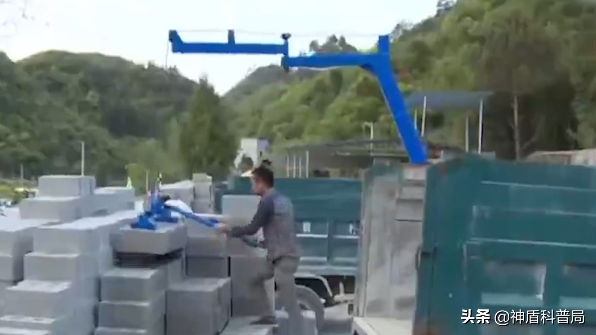 美国大叔发明搬砖神器,90后小伙发明搬砖神器