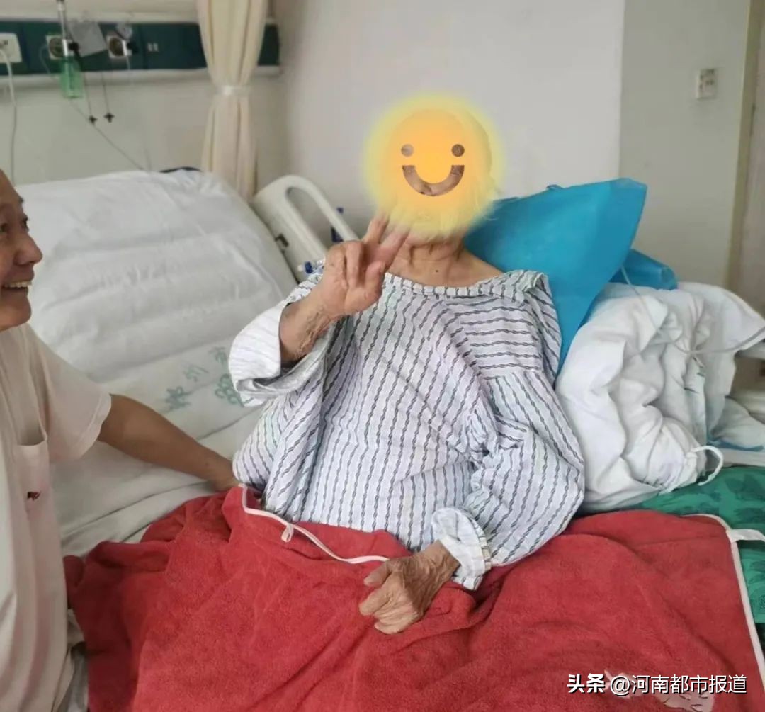 96岁老人腹腔取出近30斤重肿瘤，医院精心护理术后两天转回普通病房