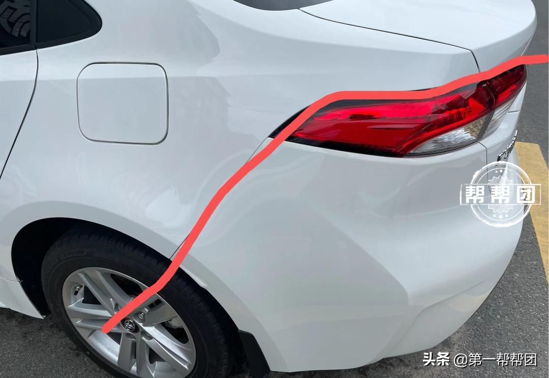 白色新车有色差,纸巾一擦还掉漆?商家却称:正常,太阳晒的