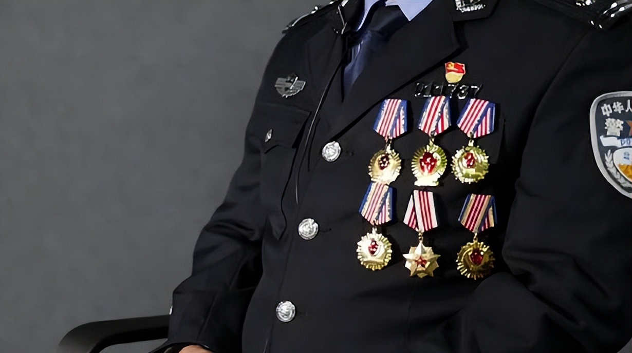 租客换灯泡报警,厦门租客换灯泡发现毒品