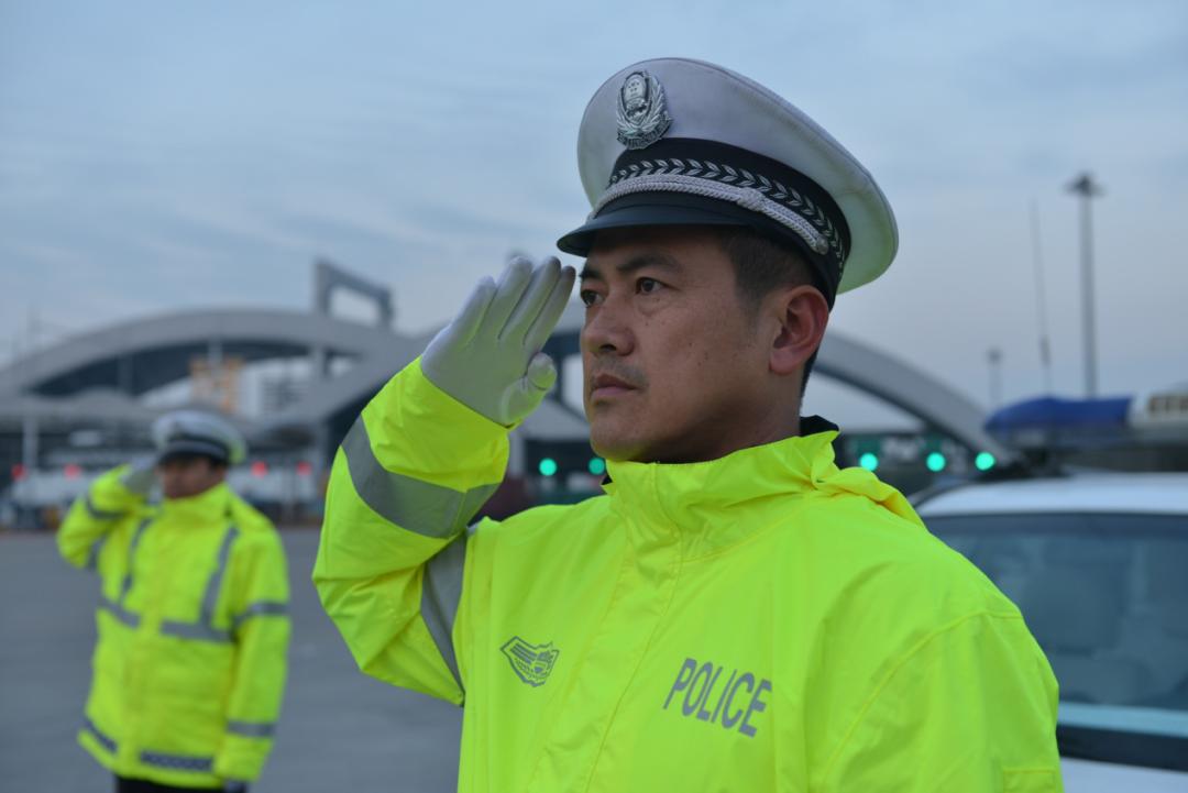 山东交警全方位保障出行安全畅通,暖心2019山东交警温暖守护回家路
