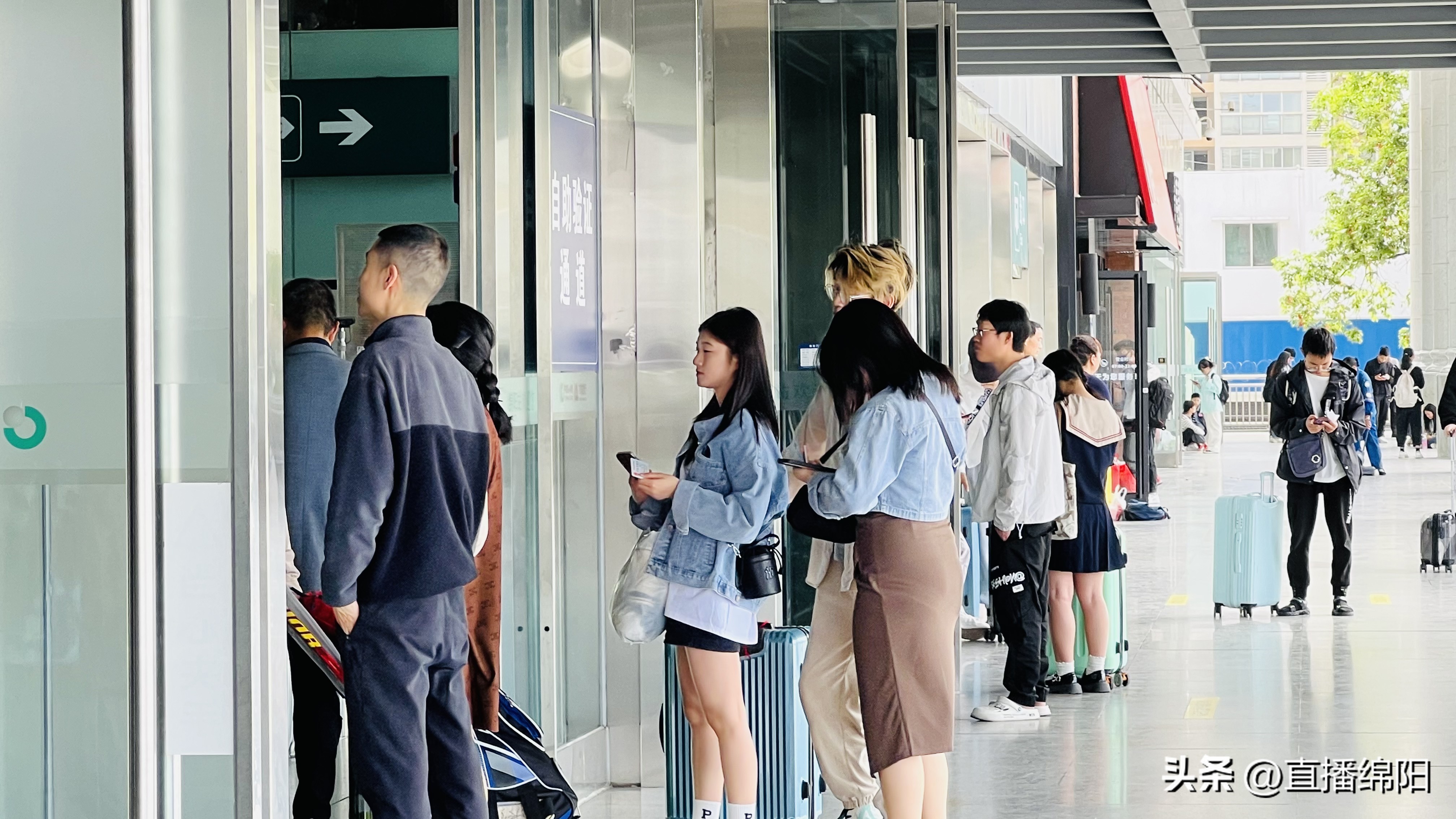 人潮如织五一假期首日绵阳“铁公机”忙得很