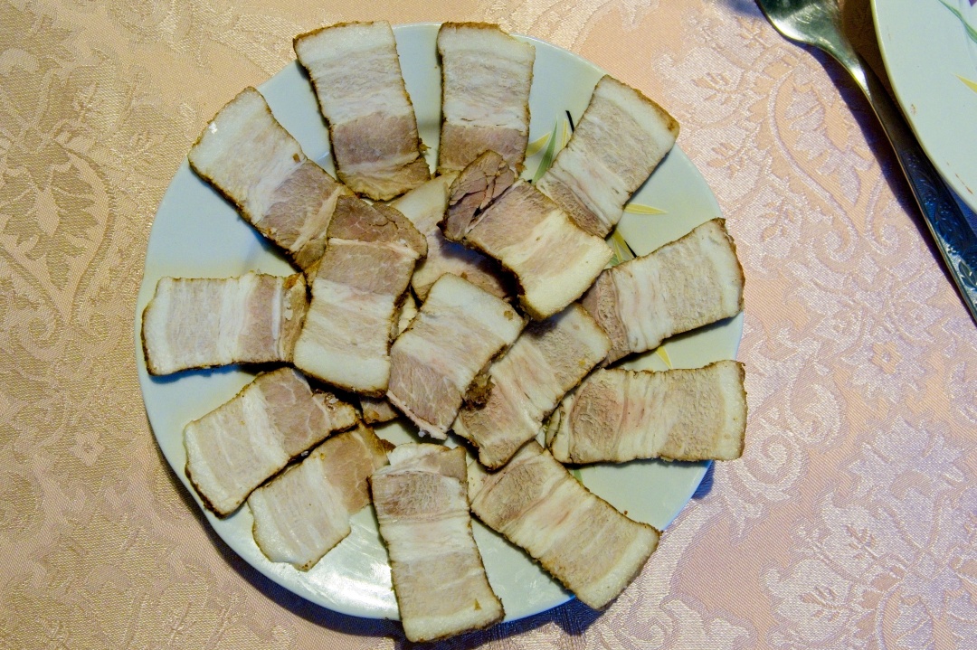 东北小伙吃俄罗斯生猪肉,生吃俄罗斯肥肉