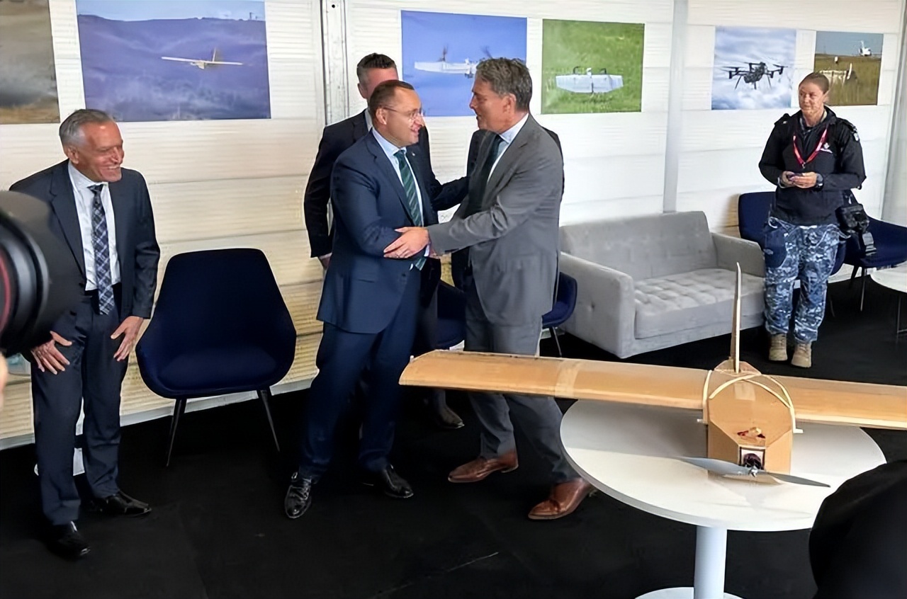 澳援乌“纸飞机”，便宜好使！提醒了中国，义乌可使劲造打台军