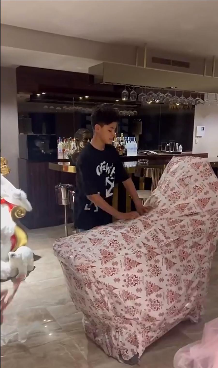 乔治娜圣诞礼物送c罗劳斯莱斯,c罗送乔治娜劳斯莱斯