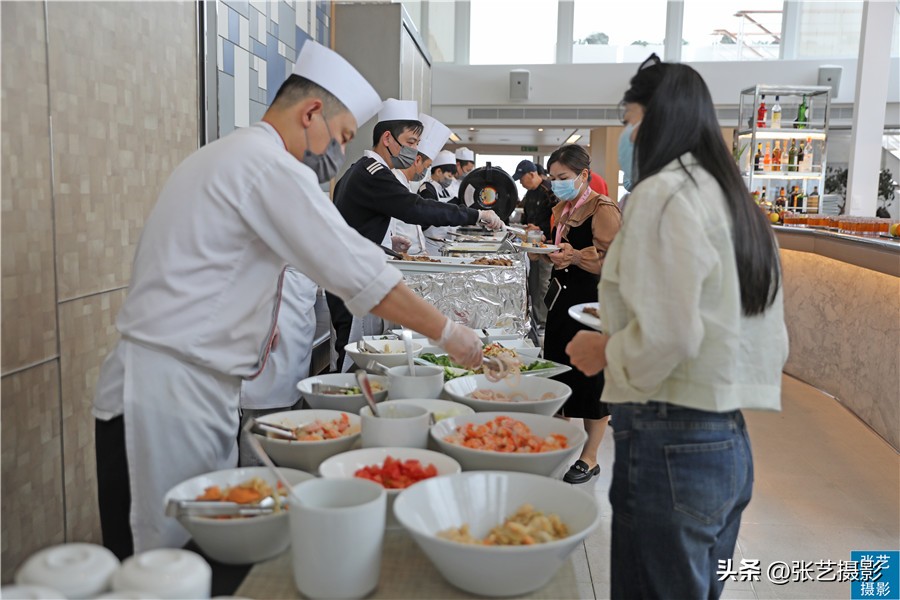 悬挂五星红旗豪华邮轮招商伊敦号，穿过百年历史尘烟再次启航