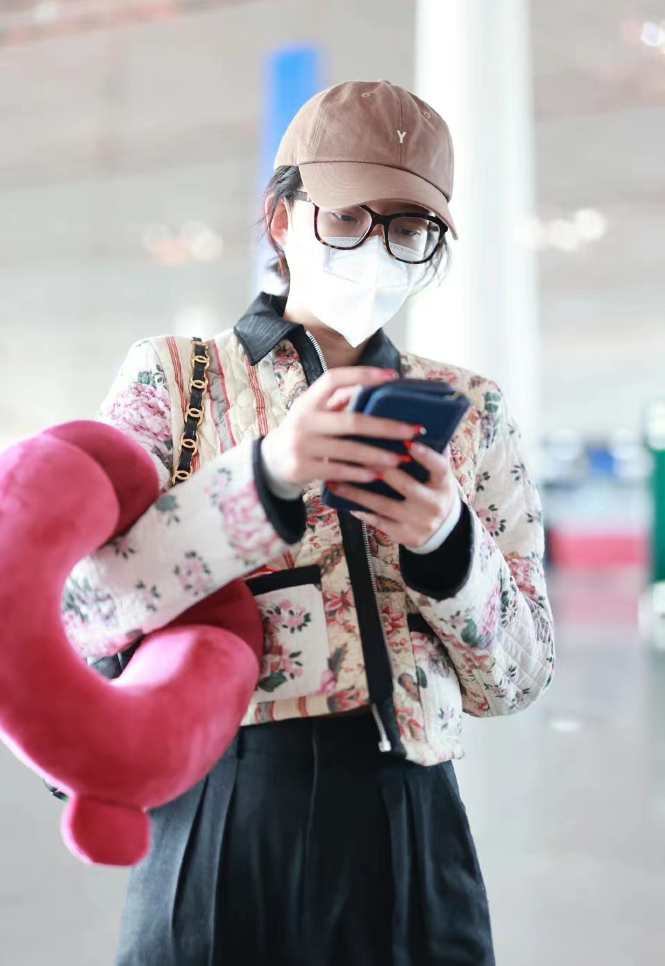 孙怡同款外套穿搭,孙怡穿格子款衣服搭配黑色阔腿裤