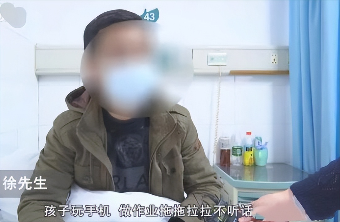 父亲拍断手骨,这得生多大的气?他为何怒发冲冠?一问,憋不住笑