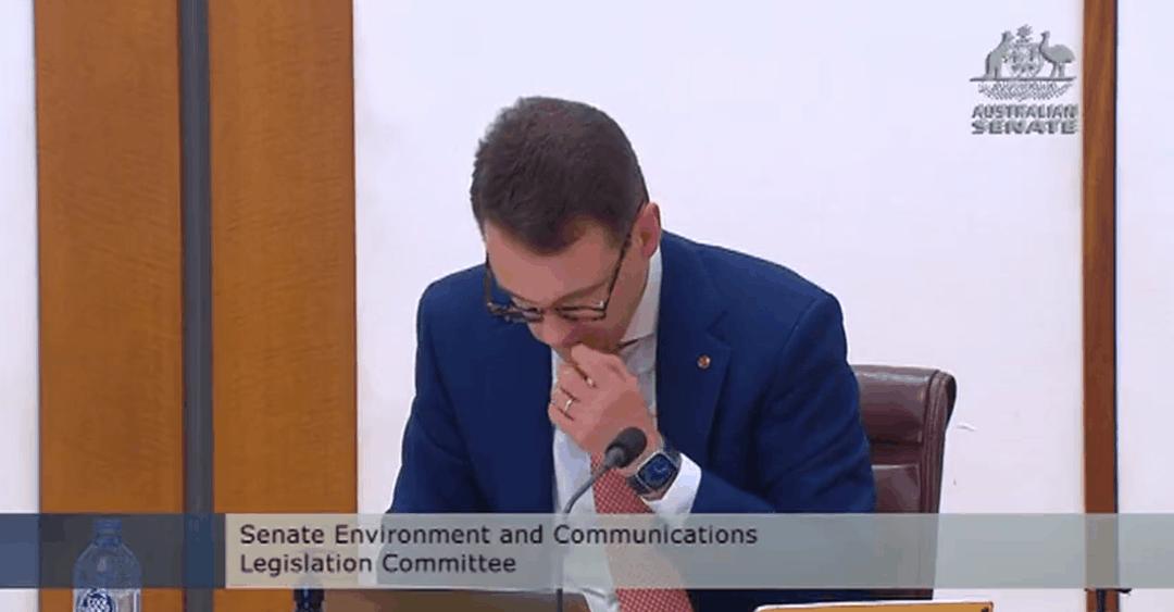 澳议员会议上抠鼻屎，还塞嘴里，视频疯传！疑似新型核酸检测？