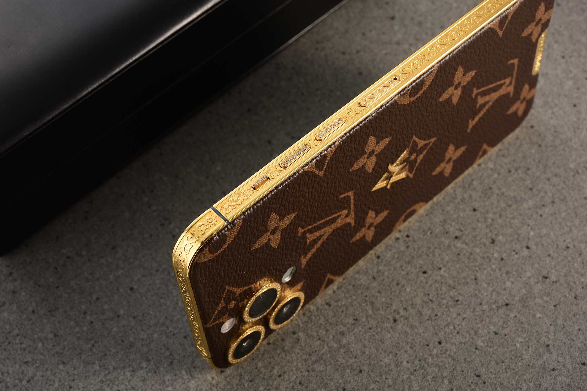 年轻人的第一款LV，不一定非要包包，也可以是LV定制iPhone