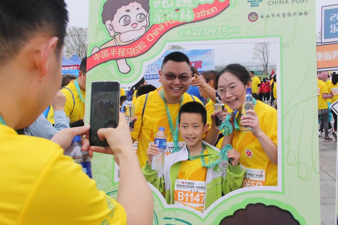 万人一起骑马的视频,万人齐跑马拉松