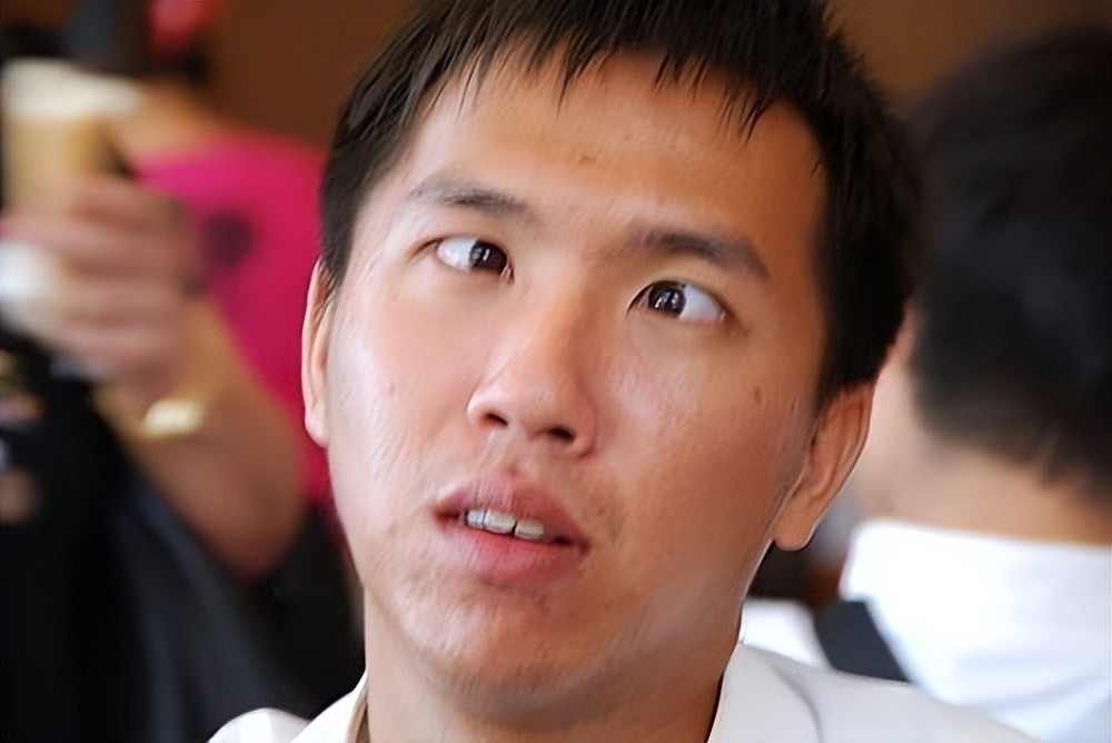 鼻子上摸起来刺刺的,鼻子上挤出的白色细条是什么东西