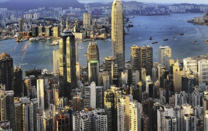 燕窝当水喝打60万美容针，初中文凭的李宝华，背后的30亿有多疯狂