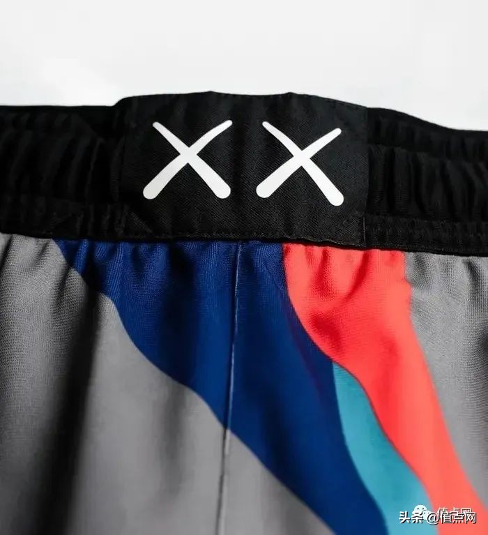 同市人气艺术家KAWS操刀主理|NBA篮网城市版球衣8月开售