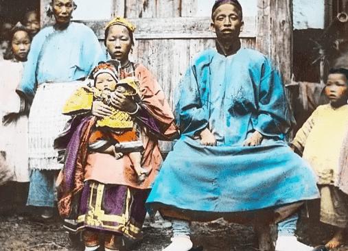 高清老照片：旗人格格大腿岔开豪放洗衣，地主三妻四妾不输女明星