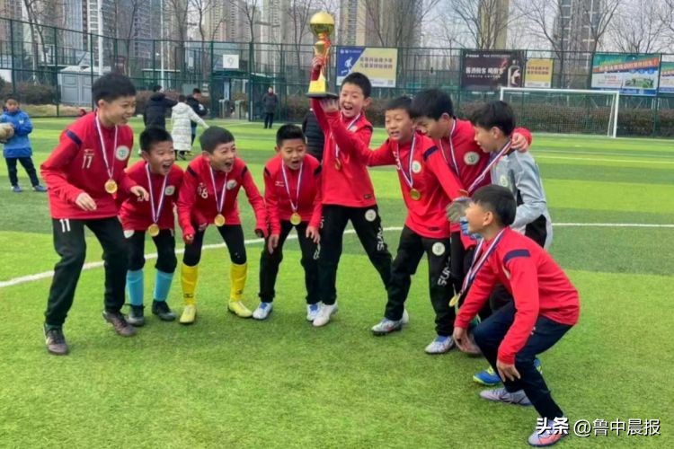 淄博队冠军,中国青少年足球夺冠举杯瞬间
