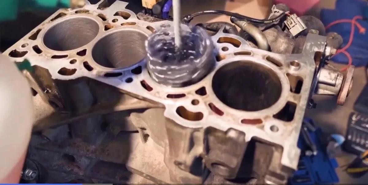 发动机轻微拉缸有什么补救办法,发动机拉缸怎么处理更好