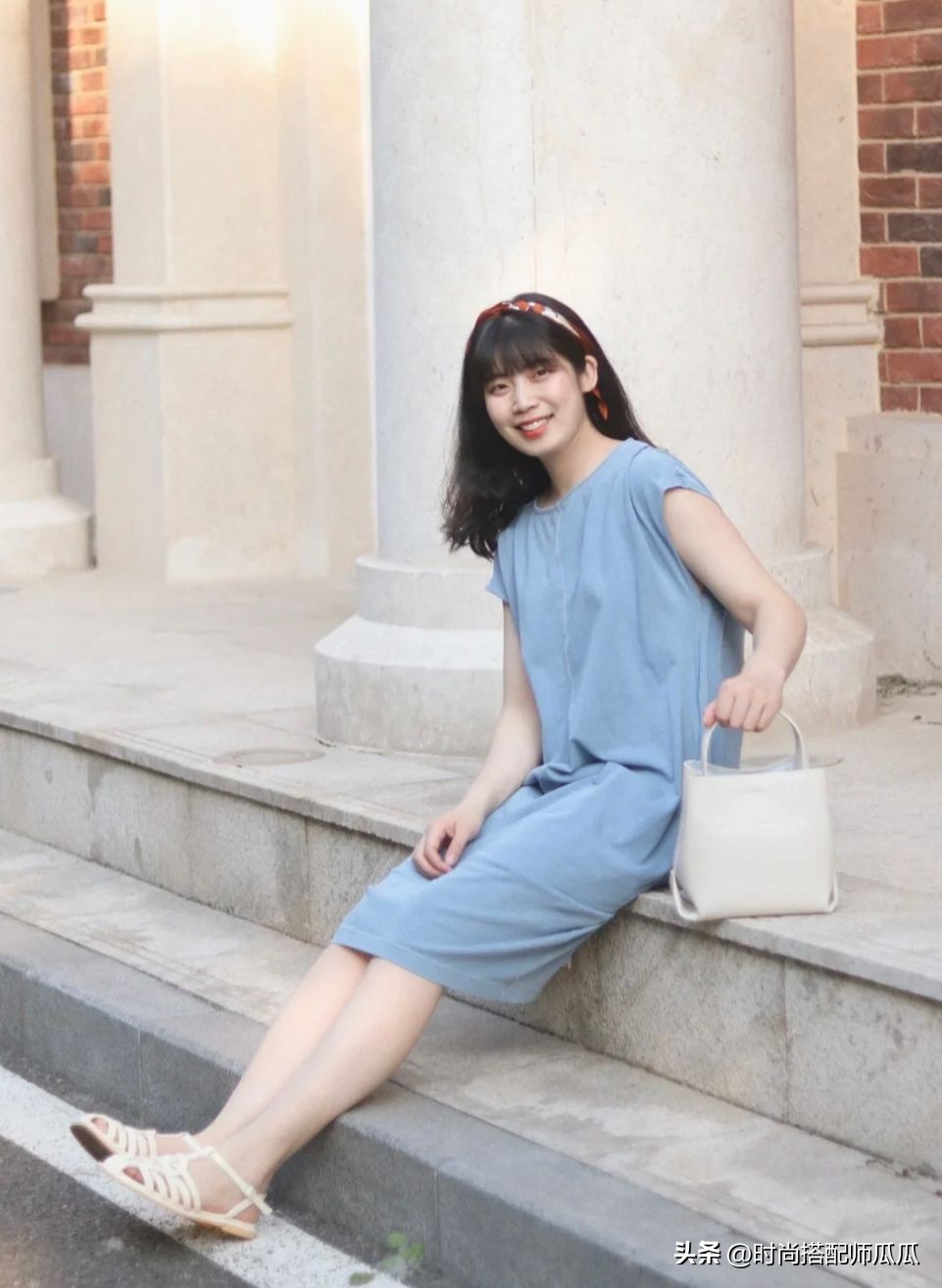 丝巾怎么穿才显得更有气质,土气又廉价的丝巾穿搭技巧