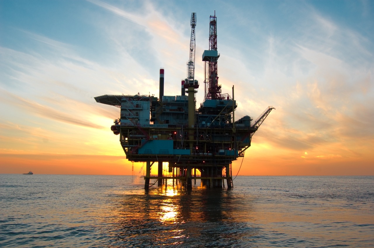 中国海上采石油平台,海上钻井采原油