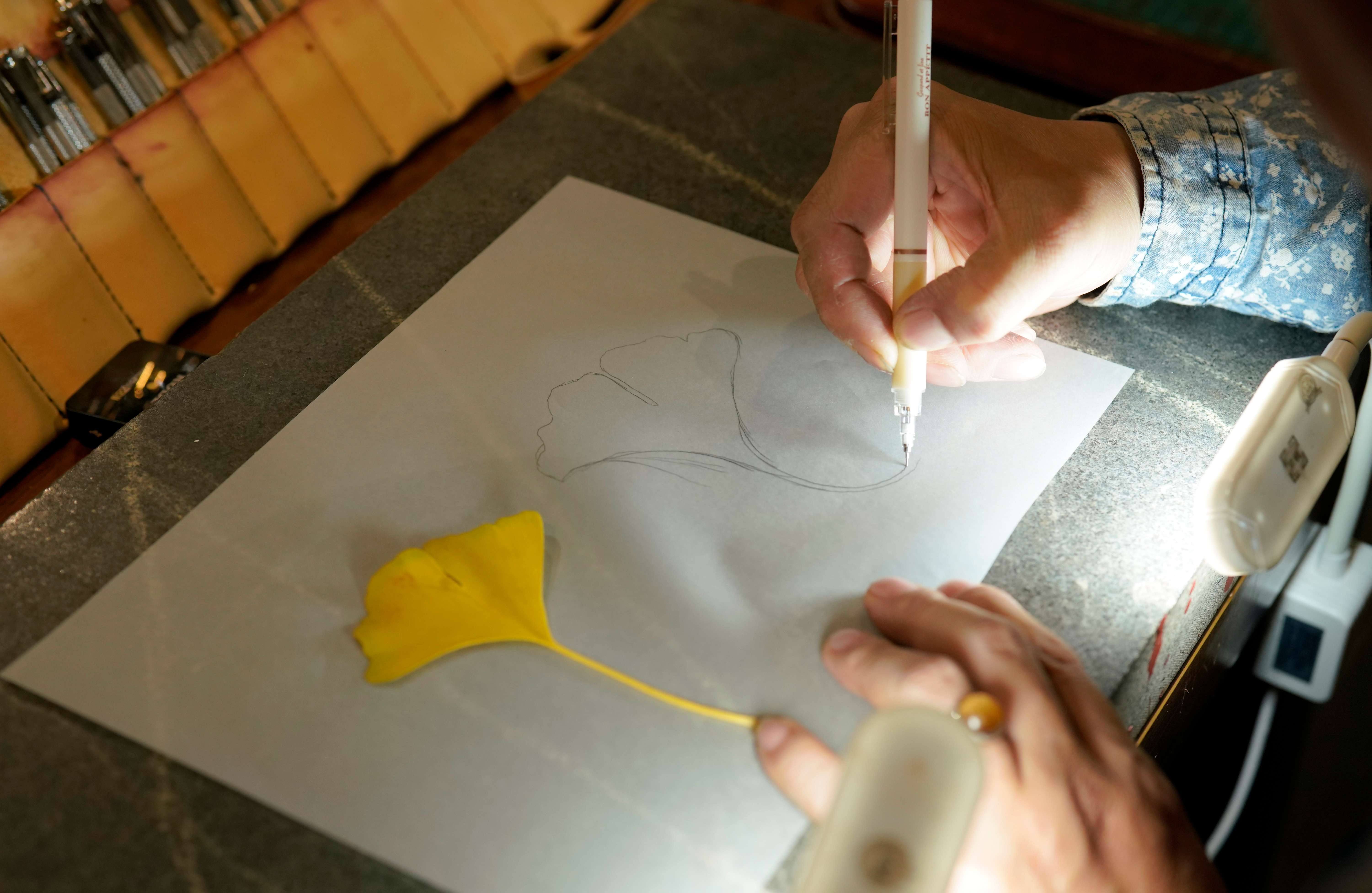 山海间有答案|雕一片叶——皮雕技艺