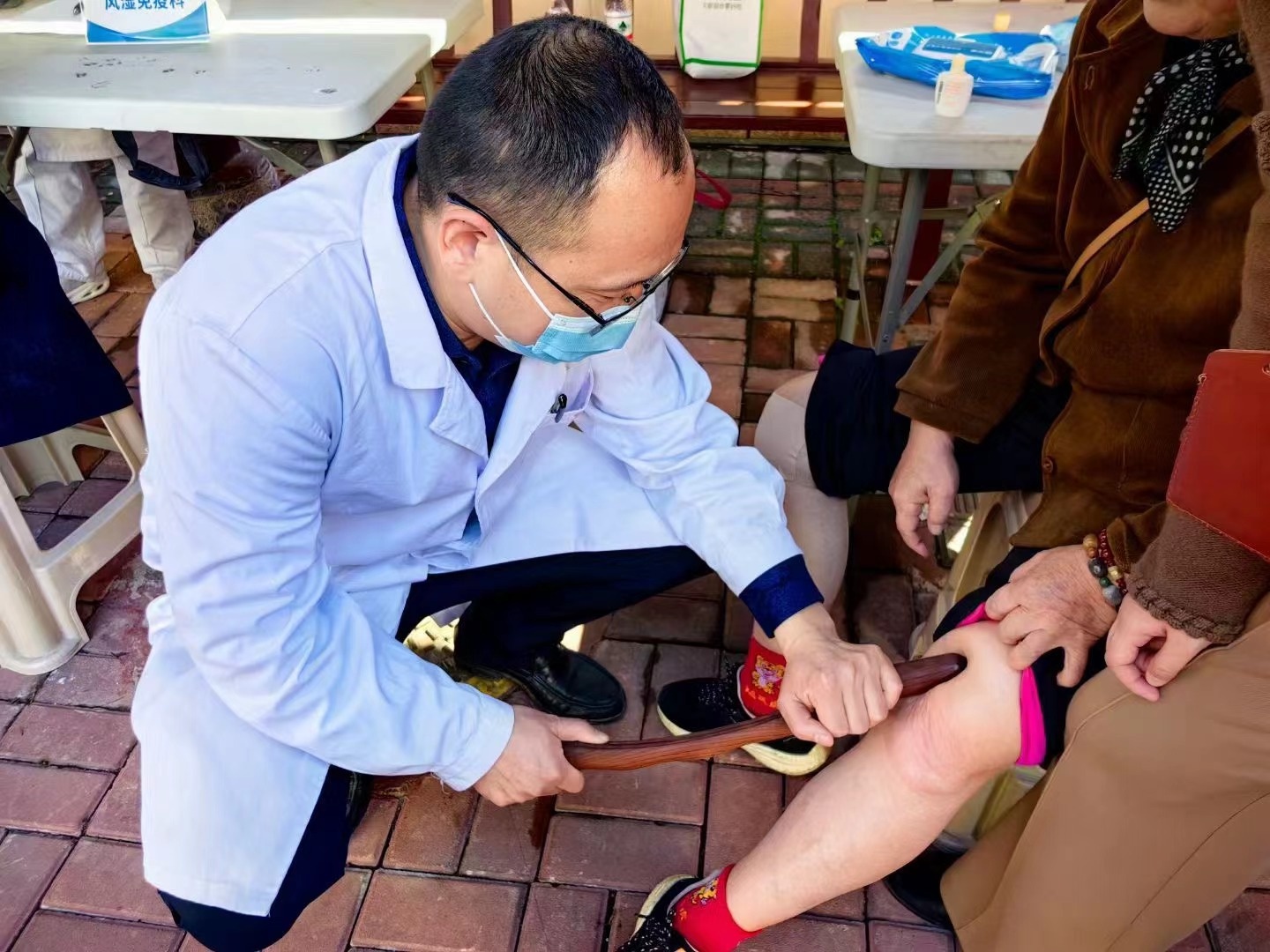 腿疼了很久也没恢复是怎么回事,用木棍刮腿治疗腿疼