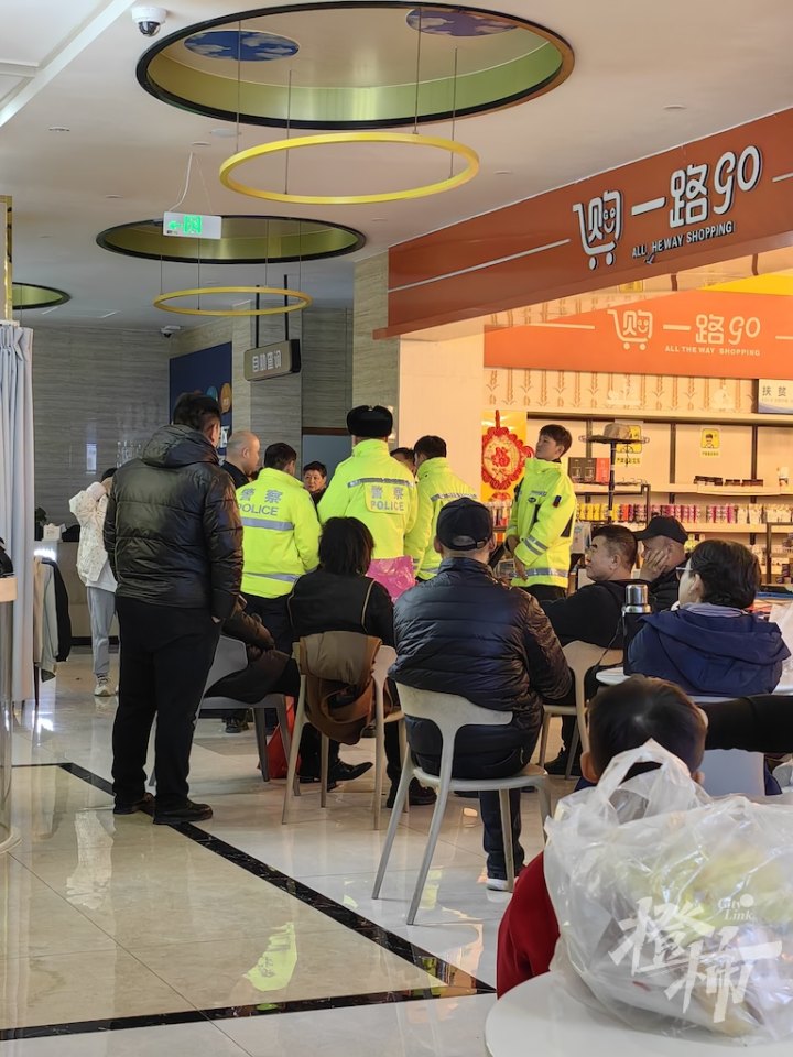 *疆新**旅游遭遇“风吹雪”！近千人在服务区打地铺过夜，上海姑娘向橙柿讲述被困沙漠腹地经历……