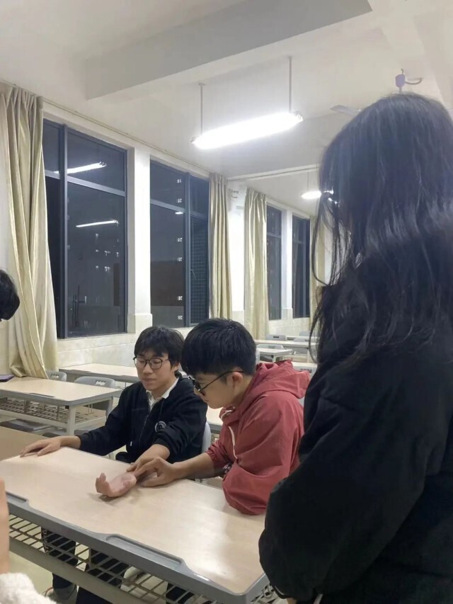 头发上拔罐技巧,帅气老师扎头发