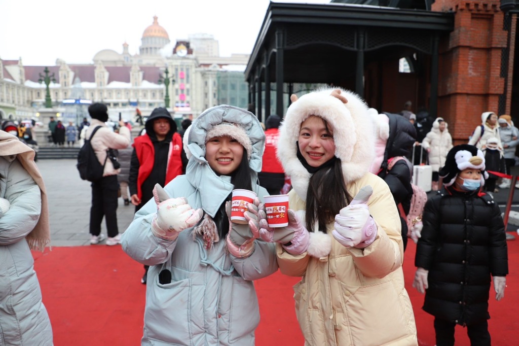 从青岛中山路到哈尔滨中央大街！10万瓶崂山可乐热暖哈尔滨