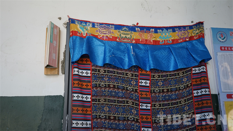 春日的洛隆县第一小学