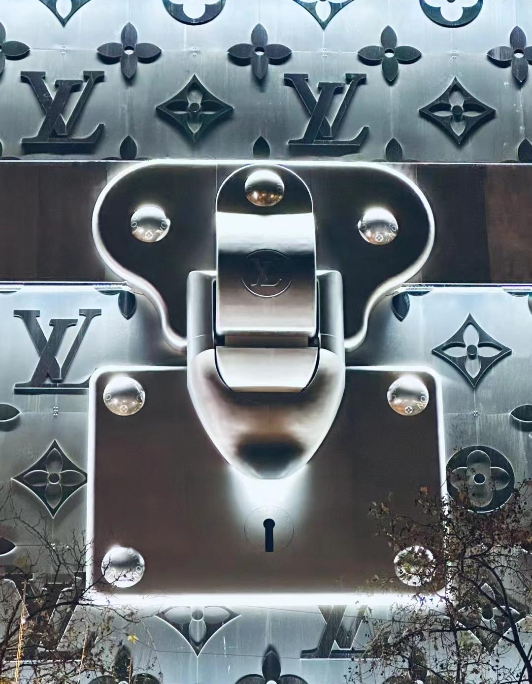 出“殡葬风”围挡，LV巨物营销赢麻了？