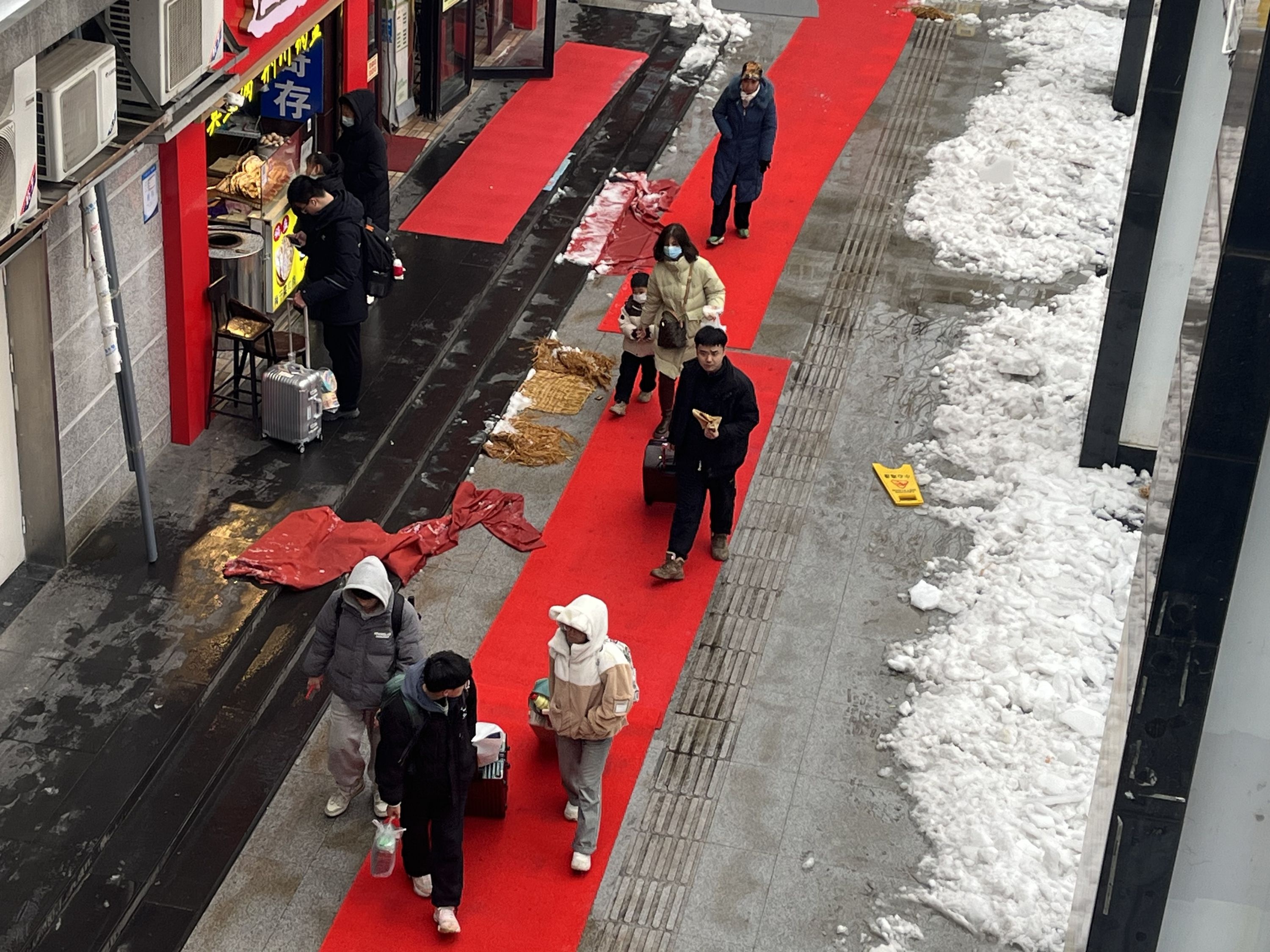 “红毯铺就平安路”，武昌站区办全员出动战冰雪