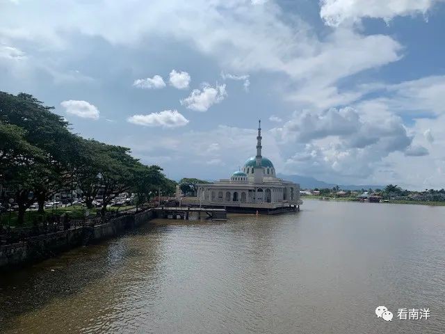 游古晋河滨公园的路线,古晋河滨公园夜景