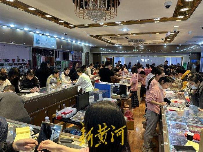 大量买黄金的年轻人,最近年轻人流入市场