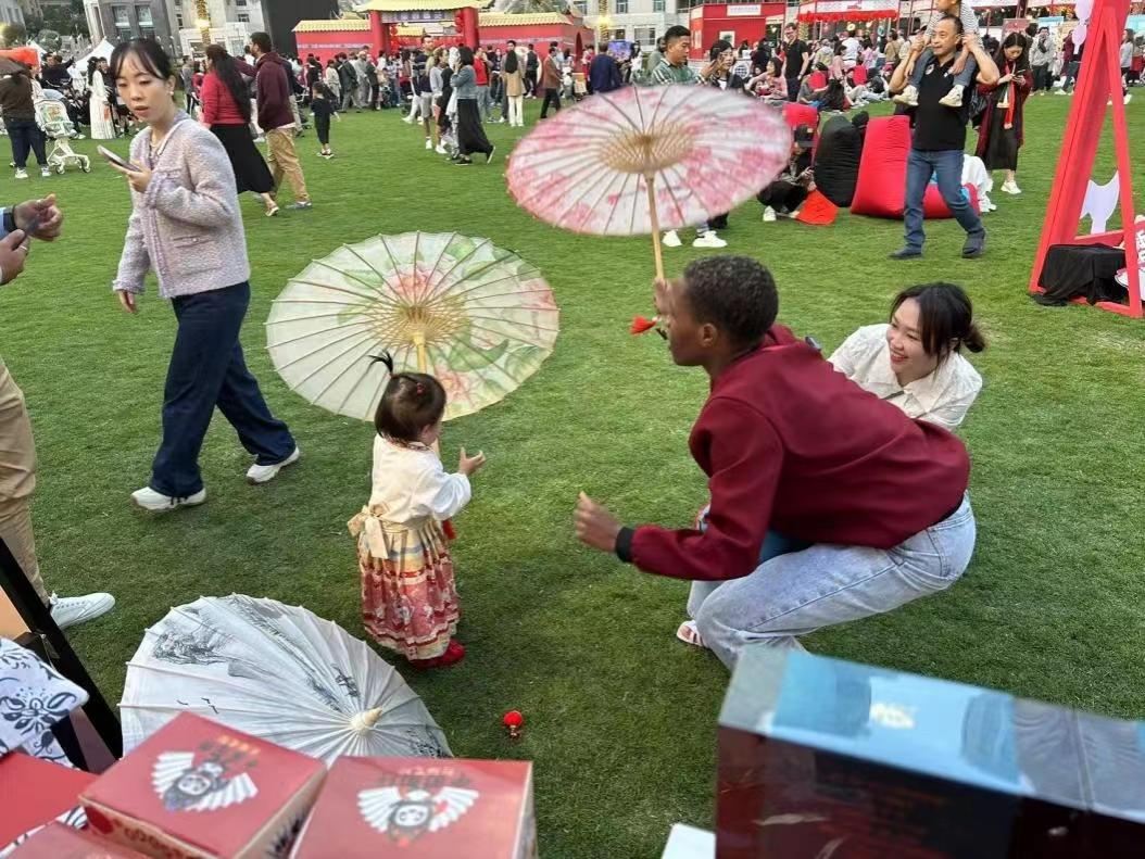 “安逸四川”亮相迪拜“欢乐春节”大巡游