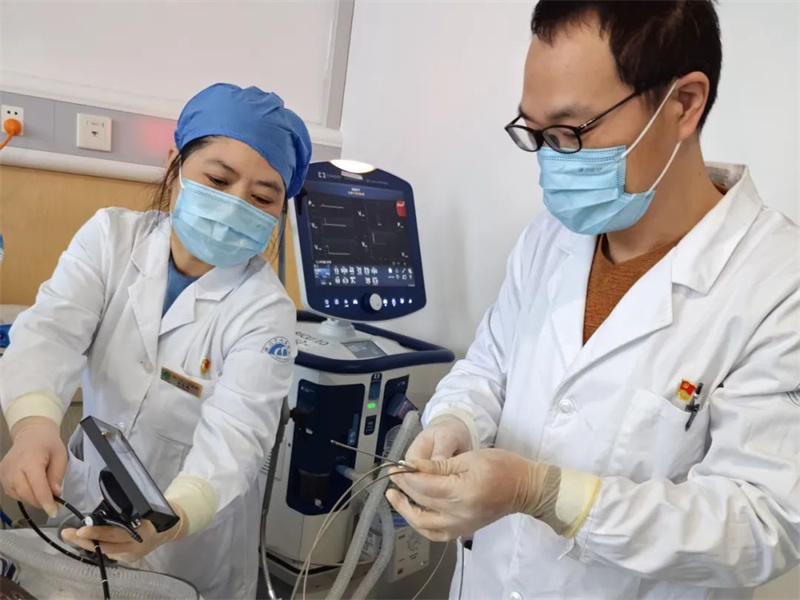 药片卡进气道，七旬大爷陷入险境