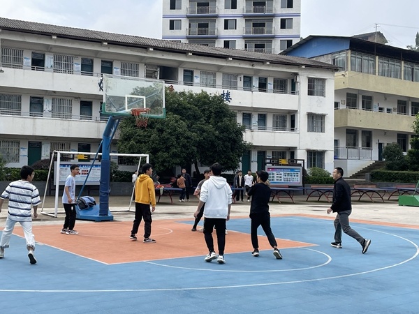 学校周末不让住校生出门,学校周末不给学生放假