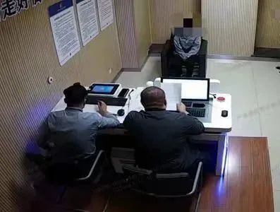 当女生被诱导抽烟,女生被强迫吸烟