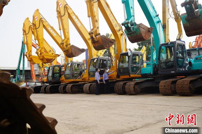 黄埔海关破获案值5.5亿元*私走**进口二手挖掘机案