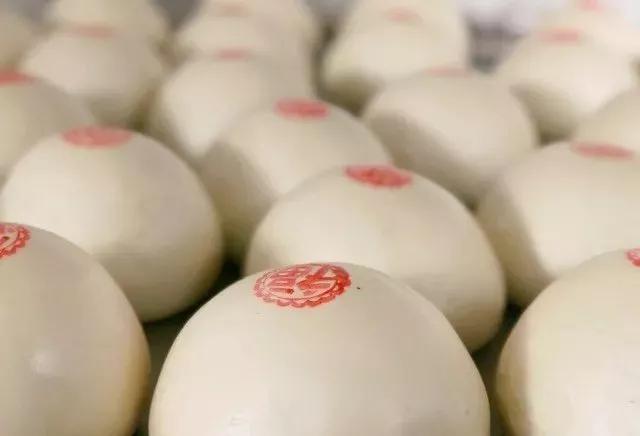 山东人很喜欢吃面食,山东人过年的馒头有多大