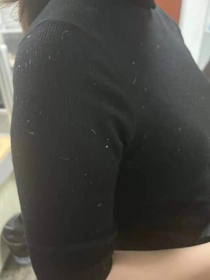 商标绣错、缝线粗糙…规定中国大陆门店不得退货?加拿大鹅又上热搜