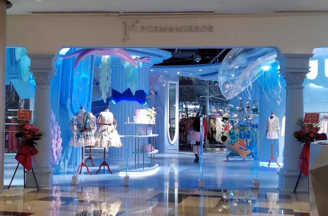雷军投资的“诗与万花镜”落地上海，主打汉服、Lolita和JK，“三坑”集合店的风口已至？