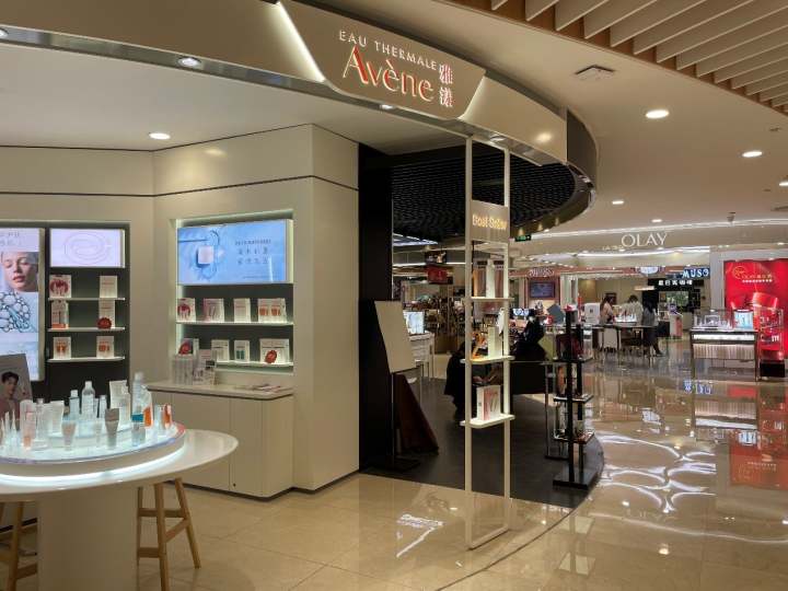 “3个月都排不上”“半个小时就空了”,不靠主播,线下美妆专柜靠什么圈粉?