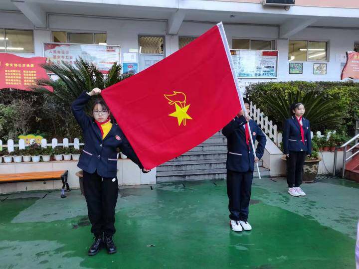 小学生入队仪式队旗,太和小学举行少先队入队仪式
