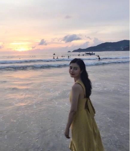 高圆圆沙滩写真曝光,身材颜值似少女,和赵又廷恩爱诠释“完美伴侣”