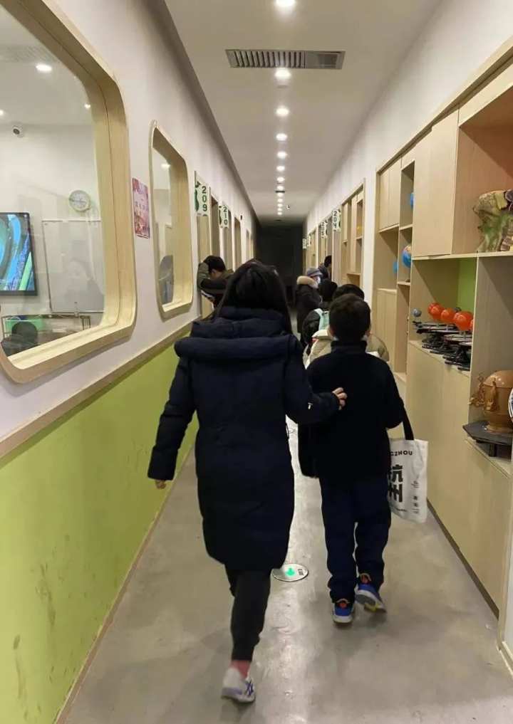 当寒假没了学科培训班，今天杭州街头这一幕叫人感慨万千