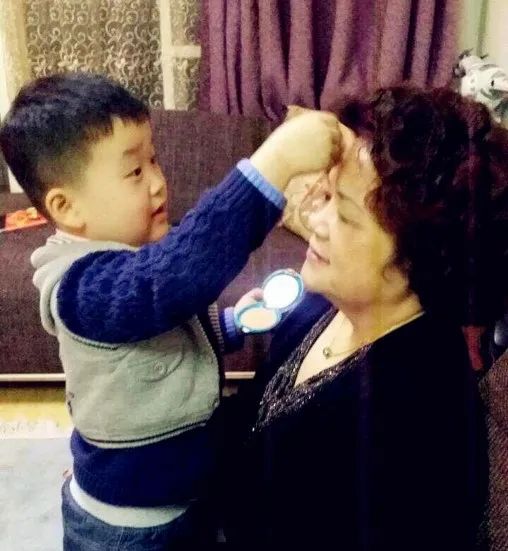 奶奶为儿子织14000元同款毛衣,大学生晒5件奶奶织的限量版毛衣