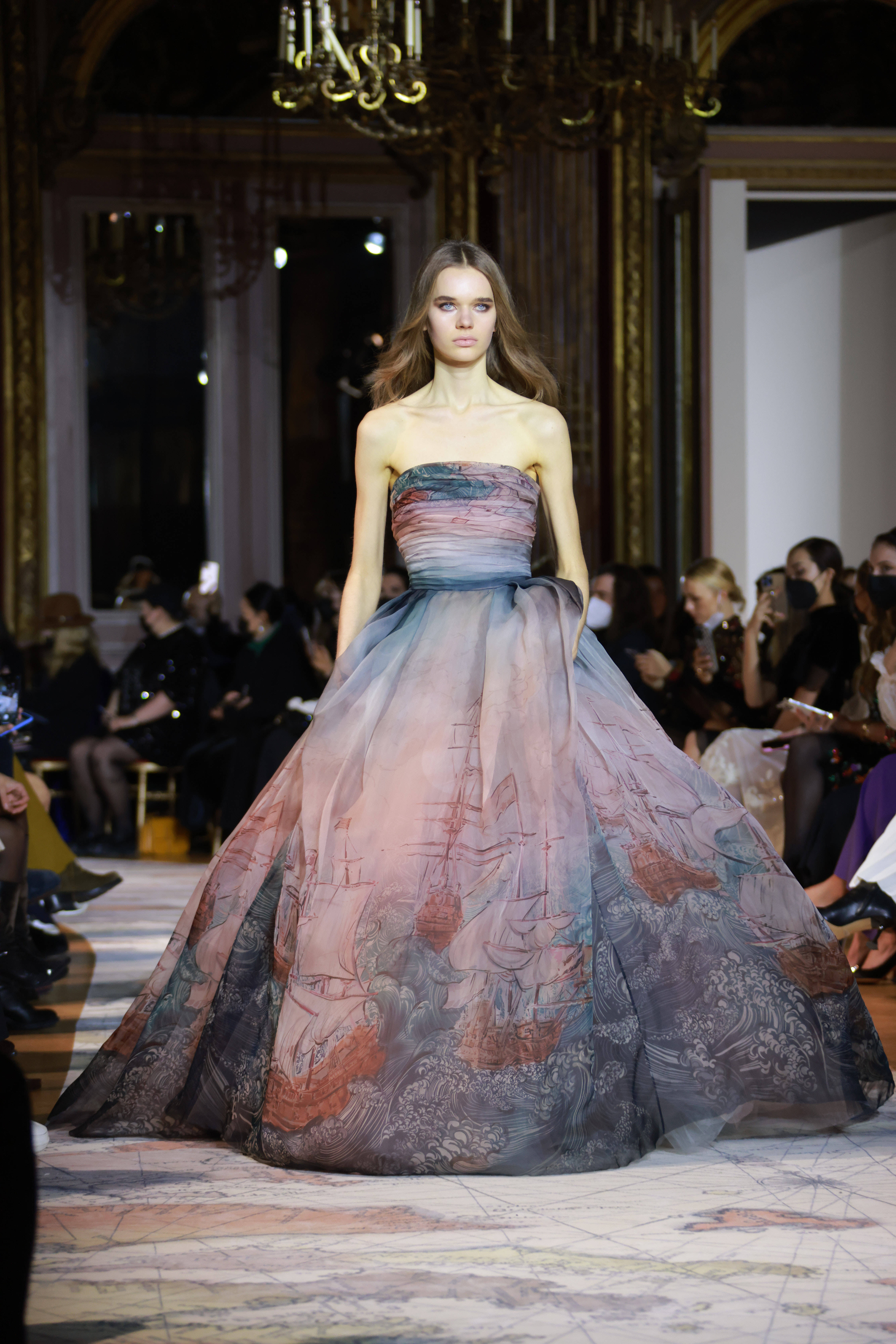 巴黎时装周jisoo服装全球首穿,巴黎高定时装周2024